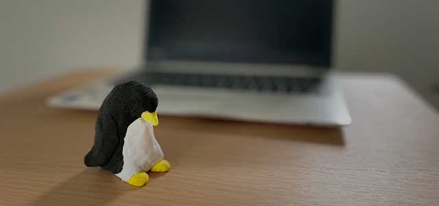 パソコンの前で落ち込むペンギン