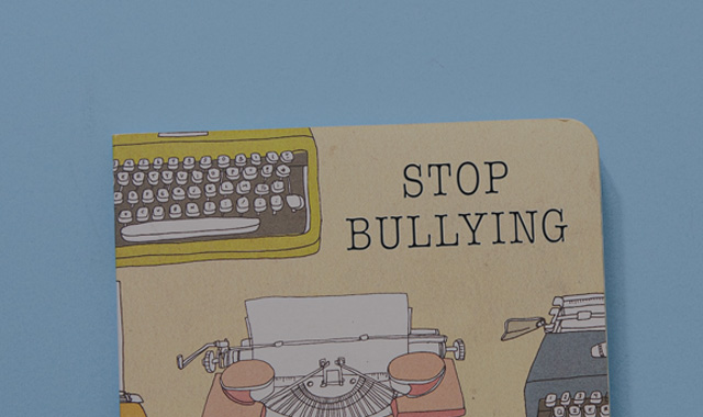 STOP BULLYINGと書かれた本