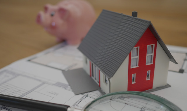家の模型と貯金箱