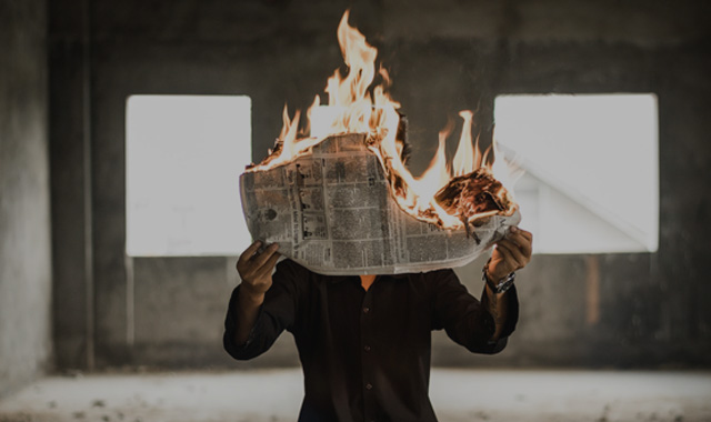 燃える新聞紙
